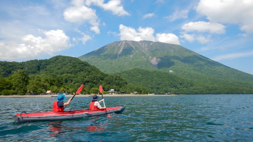 中禅寺湖と男体山、湖上を漕ぐカヤック