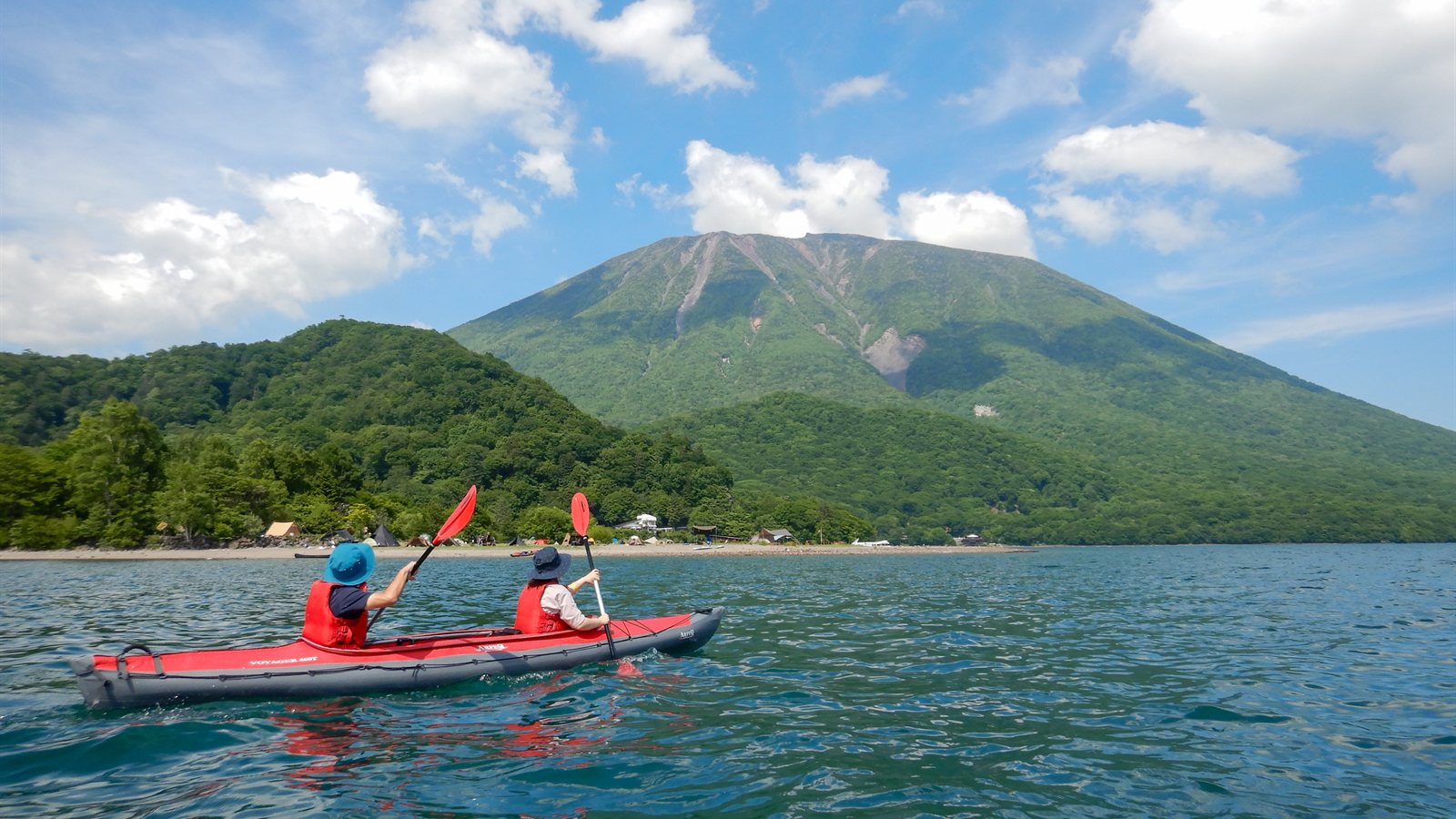 中禅寺湖と男体山。大使たちが避暑に通った、明治から続く国際避暑地の湖畔風景