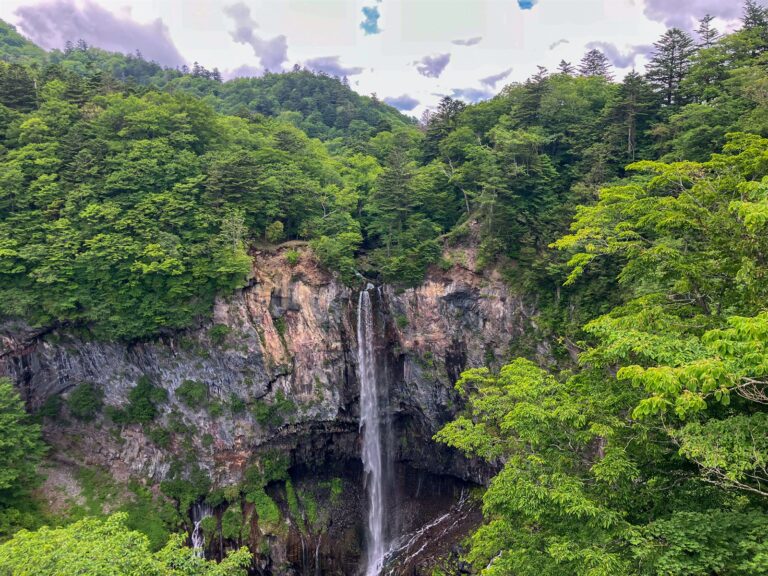 日光・華厳の滝（けごんのたき）｜いつ行けば水量が多い? 中禅寺湖の水が落ちる名瀑を、地元カヤックガイドが解説