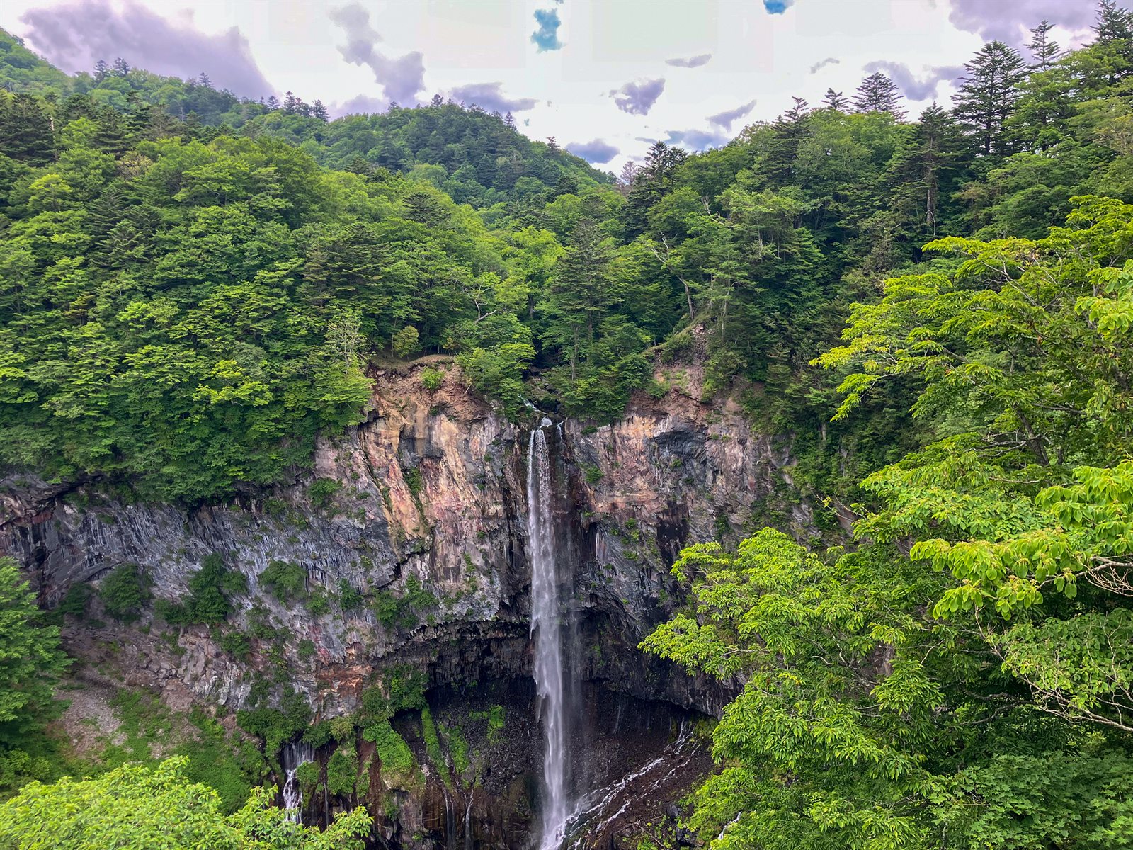 新緑に囲まれ断崖を一筋に落ちる華厳の滝（奥日光）