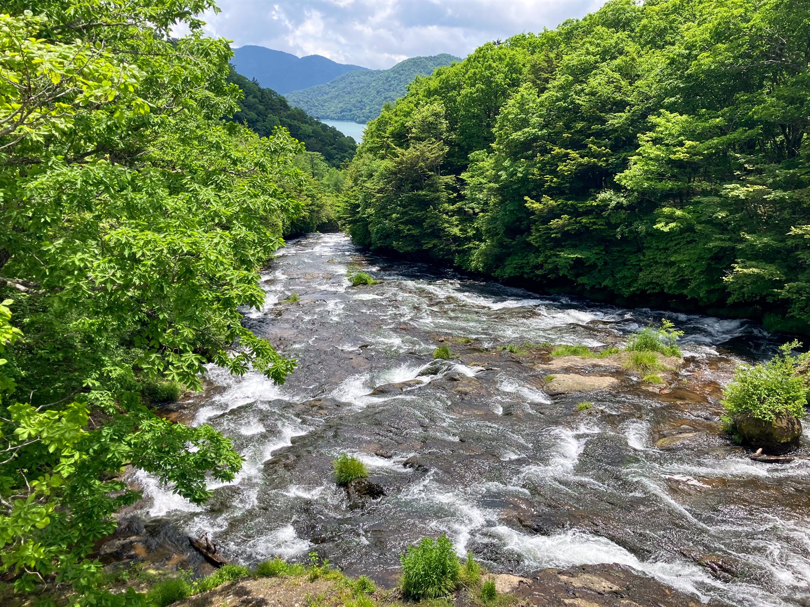 竜頭の滝を上から見下ろす渓流。奥に中禅寺湖が覗く（奥日光）