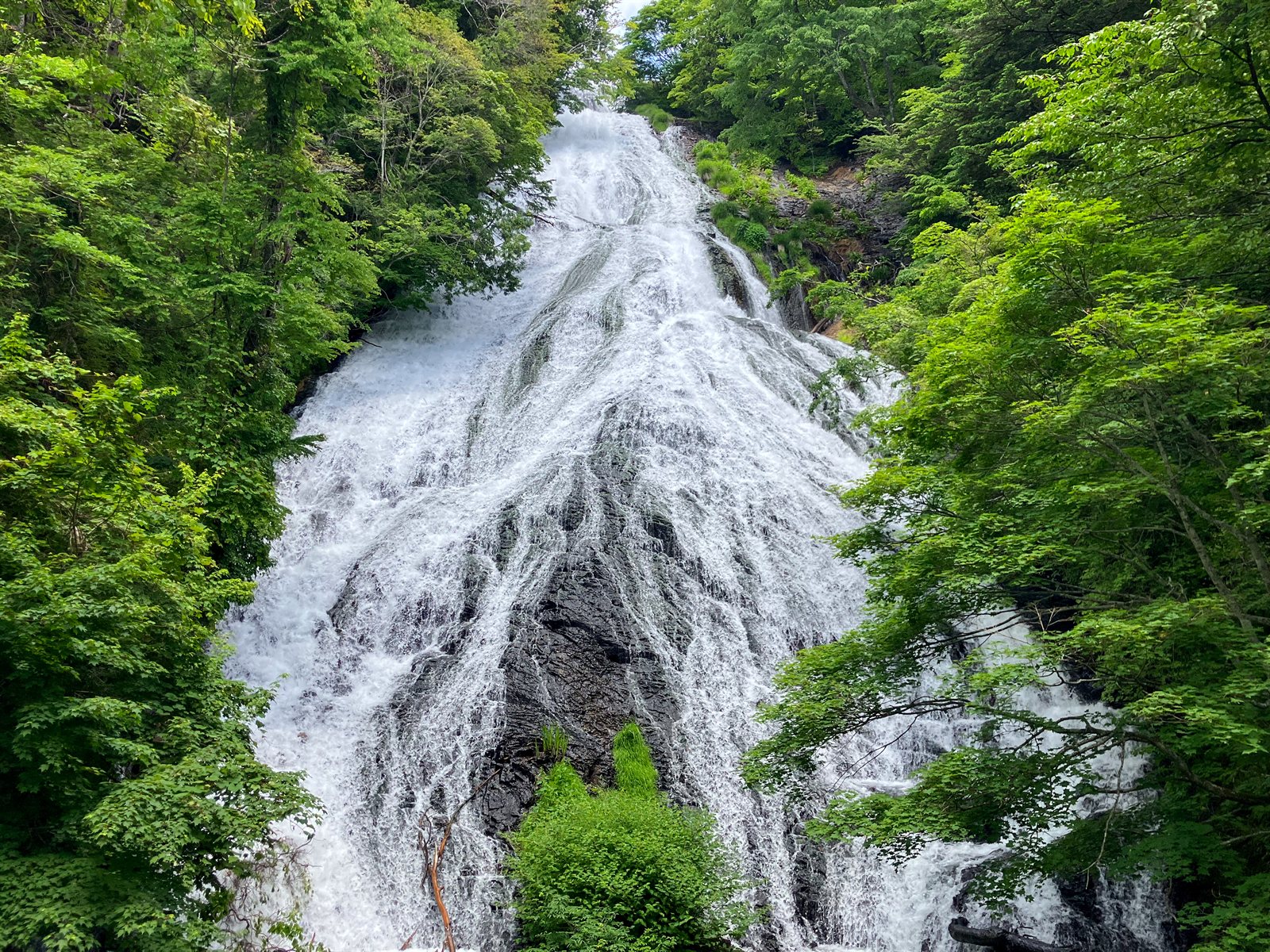 岩肌を末広がりに流れ落ちる湯滝の迫力（奥日光）